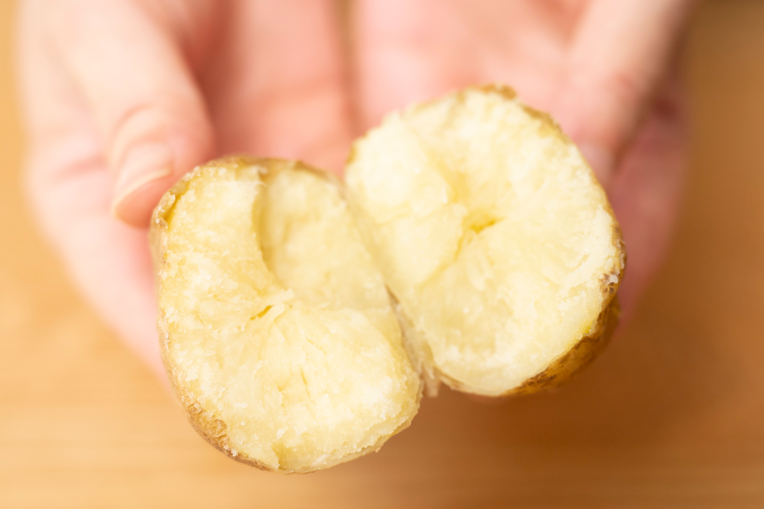 茹で上げたじゃがいもの中身